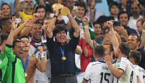 Bei der WM 2010 scheitert Deutschland im Halbfinale an Spanien (0:1), bei der EM 2012 an Italien (1:2) – ebenfalls im Halbfinale. Also schnell zum Höhepunkt in Löws Karriere: dem Weltmeister-Titel in Rio 2014. Löw wird FIFA-Trainer des Jahres.