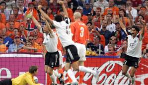 Die Erwartungen ans deutsche Team sind groß, schließlich stand man zwei Jahre zuvor noch im WM-Finale. Der Auftakt verspricht einen guten Turnierverlauf. Frings schießt die DFB-Elf nach 30 Minuten gegen die Niederlande in Führung.