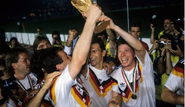 Klaus Augenthaler gewinnt mit Deutschland 1990 den WM-Pokal.