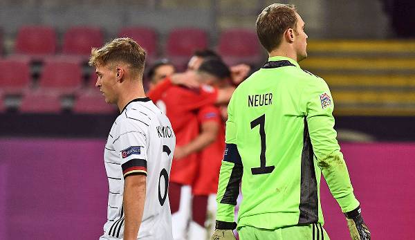 Joshua Kimmich und Manuel Neuer ärgern sich über einen der drei Gegentreffer gegen die Schweiz.