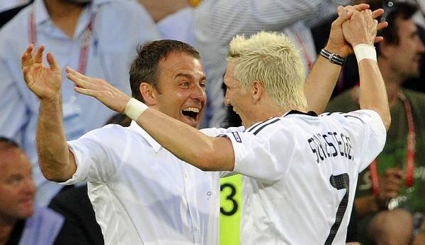 Hansi Flick bejubelt gemeinsam mit Bastian Schweinsteiger den 3:2-Sieg gegen Portugal im EM-Viertelfinale 2008.
