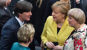 Joachim Löw hat sich vor seinem Abschiedsturnier als Bundestrainer mit der ebenfalls aus dem Amt scheidenden Bundeskanzlerin Angela Merkel ausgetauscht.