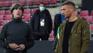 Lukas Podolski zusammen mit Bundestrainer Joachim Löw.