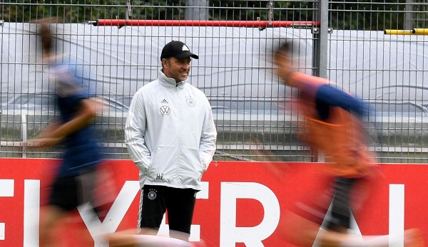 Hansi Flick hatte beim seinem ersten Training als Bundestrainer nur wenige Feldspieler zur Verfügung.
