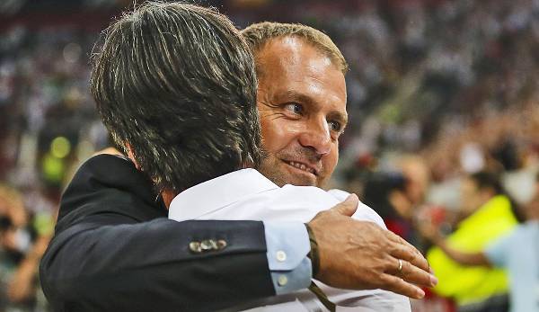 Hansi Flick umarmt seinen damaligen Cheftrainer Joachim Löw.