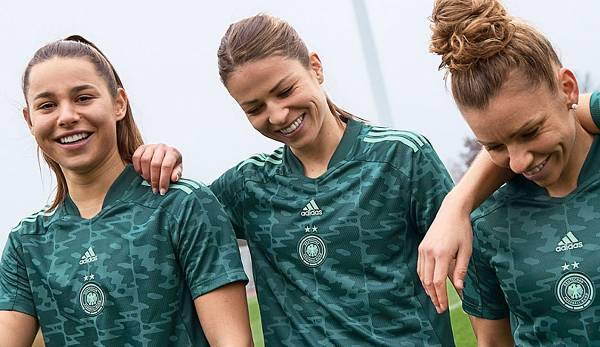 Die DFB-Frauen habe ihr Triktots für die EM vorgestellt.