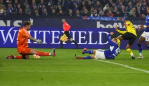 Grandiose Grätsche: Beim Derby gegen den BVB verhinderte Henning Matriciani kurz vor Schluss die Niederlage des FC Schalke.