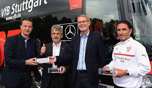 Hartmut Schick (2.v.r.), Leiter Daimler Buses, überreicht dem VfB den neuen Mannschaftsbus
