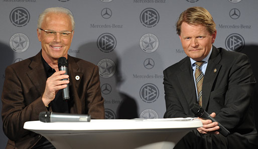 Franz Beckenbauer (l.) mit dem Leiter Markenkommunikation von Mercedes-Benz, Anders Sundt Jensen