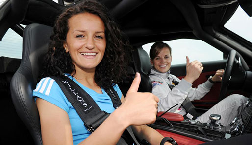 Fatmire Bajramaj (l.) und DTM-Pilotin Susie Stoddart haben Spaß bei der Driving Experience
