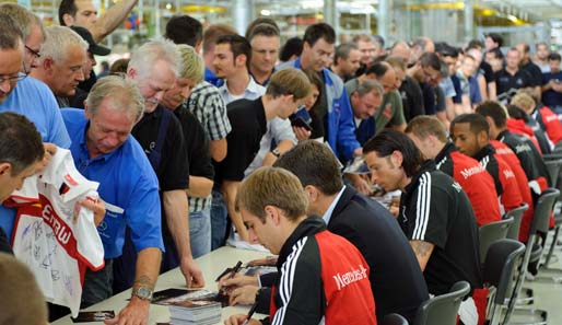 Die Nationalmannschaft zu Besuch im Mercedes-Benz Motorenwerk in Bad Cannstatt