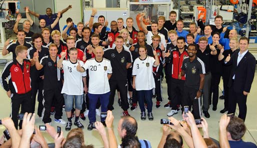 Die Nationalmannschaft zu Besuch im Mercedes-Benz Motorenwerk in Bad Cannstatt