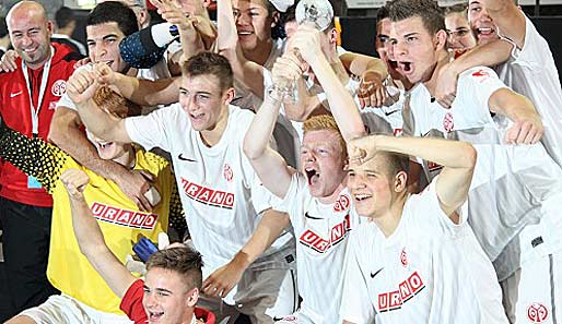 Die U 19 des FSV Mainz 05 hat erstmal den Mercedes-Benz Junior Cup gewonnen