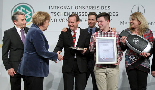 Bundeskanzlerin Angela Merkel überreicht den DFB- und Mercedes-Benz-Integrationspreis 2011