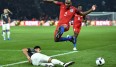 Emre Can (am Boden) machte gegen England sein viertes Länderspiel für Deutschland