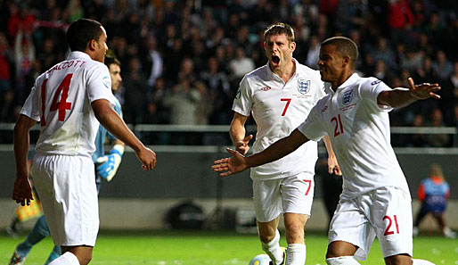 Das englische Team um Theo Walcott (l.) holte im zweiten EM-Spiel den zweiten Sieg