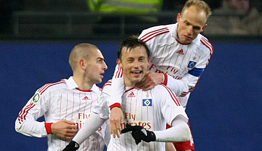 Ivica Olic (Mitte) jubelt mit Mladen Petric (l.) und David Jarolim über einen seiner drei Treffer