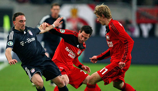 Bayerns Franck Ribery (l.) im Zweikampf mit Gonzalo Castro und Stefan Kießling
