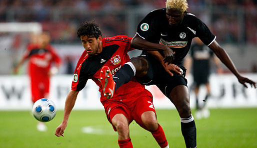 Leverkusens Karim Haggui (l.) im Zweikampf mit dem Mainzer Aristide Bance
