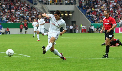 Mit diesem Schuss markierte Mario Gomez das 1:0 für den FC Bayern München in der 51. Minute