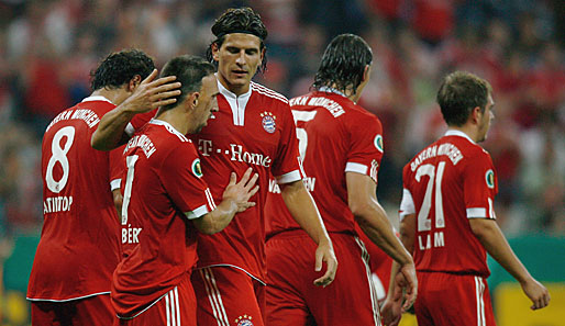 Die Bayern feiern das 2:0 von Mario Gomez. Am Ende gab es gegen Oberhausen ein 5:0