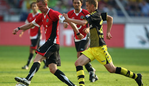 Sven Bender (r.) feierte gegen Hannover ein gelungenes Bundesliga-Debüt
