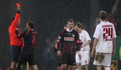 Gegen Augsburg sah Lukas Podolski seine erste Rote Karte als Vereinsprofi