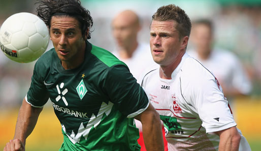 Claudio Pizarro (l.) erzielte den 1:0 Führungstreffer und läutete so den Sieg von Werder Bremen ein