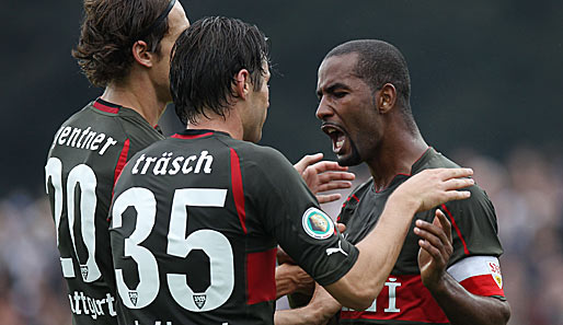 Cacau (r., mit Träsch und Gentner) schoss den VfB Stuttgart im Alleingang in die 2. Runde