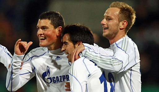 Torschütze Jurado (M.) und seine Mannschaftskollegen feiern das 1:0 des FC Schalke 04