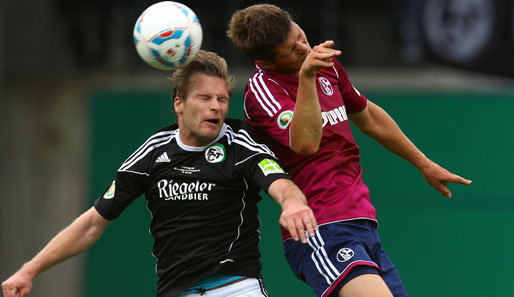 Klaas-Jan Huntelaar und Schalke 04 hatten die Lufthoheit gegen den FC Teningen