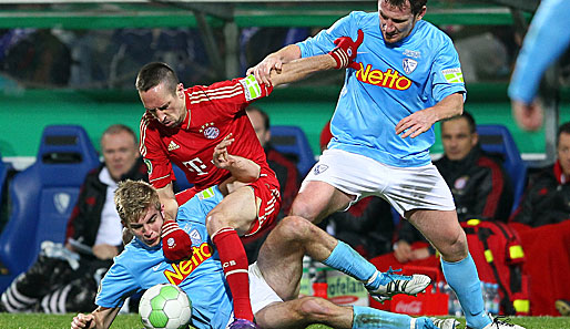 Mit Haken und Ösen: Franck Ribery (M.) war beim Pokalspiel in Bochum kaum zu halten