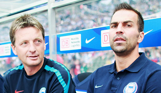 Interims-Coach Rainer Widmayer (l.) muss nun ohne Markus Babbel die Hertha ins Viertelfinale führen