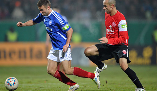 Jaroslaw Lindner (l.) und Holstein Kiel gewannen im Achtelfinale 2:0 gegen Mainz 05