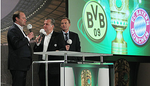 Christian Nerlinger (l.) und Hans-Joachim Watke (r.) bei der offiziellen DFB-Pokalübergabe