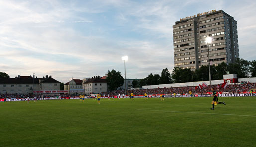 12.000 Zuschauer passen ins das Regensburger Jahnstadion. In Nürnberg hätten 40.000 Platz