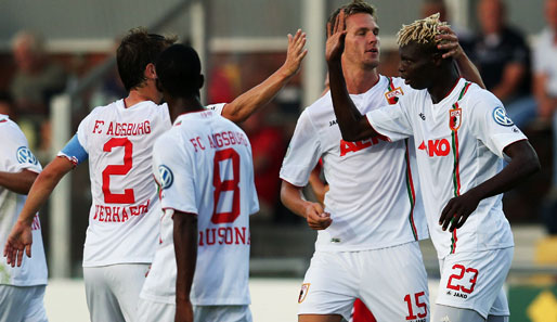 Aristide Bance durfte sich nach seinem Treffer zum 1:0 von den Mitspielern feiern lassen
