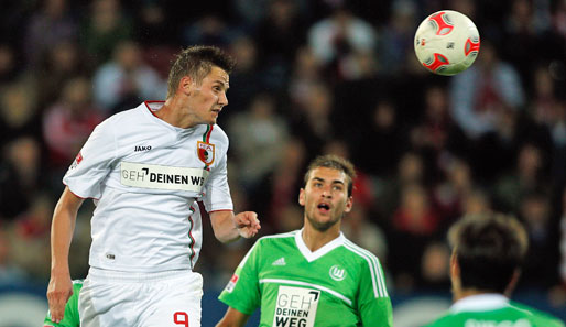 Torsten Oehrl (l.) fehlt dem FC Augsburg im Pokalspiel gegen Preußen Münster
