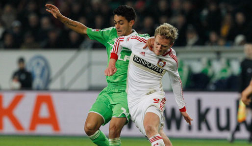 Wolfsburgs Josue bekommt es im Pokal mit Leverkusens Schürrle zutun
