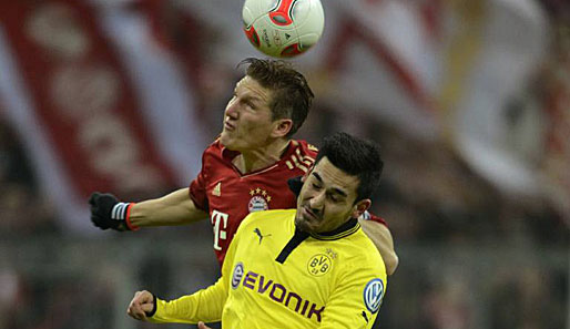Bayerns Bastian Schweinsteiger (l.) im Kopfballduell mit Ilkay Gündogan