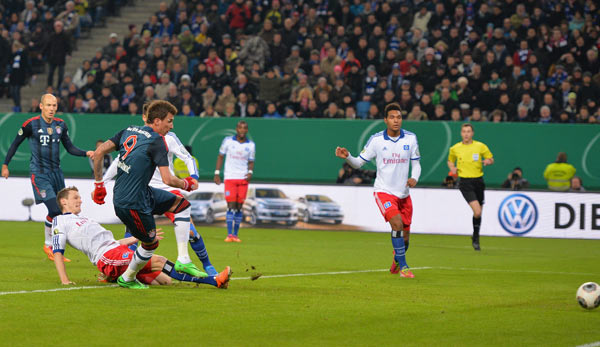 Mario Mandzukic schiebt zum 1:0 für den FC Bayern ein