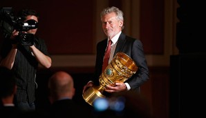 Paul breitner übergab den DFB-Pokal an den Berliner Bürgermeister im Roten Rathaus
