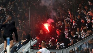 Die Fans von Eintracht Frankfurt zündeten Pyrotechnik