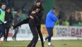 Joseph Laumann feiert mit Lotte-Chefcoach Ismael Atalan den Einzug ins Viertelfinale