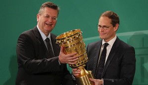 Für Reinhard Grindel gehört das Finale im DFB-Pokal weiterhin nach Berlin