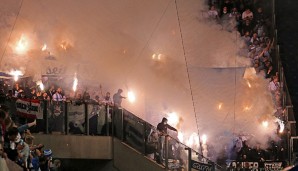Anhänger von Hertha BSC zünden Pyrotechnik beim Pokalspiel in Rostock