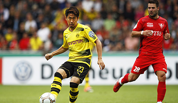 Shinji Kagawa passt den Ball im Spiel der ersten Runde des DFB-Pokals
