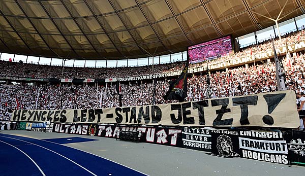 Vor dem DFB-Pokalfinale gegen den FC Bayern München (3:1) haben die Fans von Eintracht Frankfurt ein geschmackloses Banner gezeigt.
