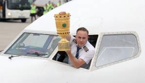 Bereits kurz nach der Landung durfte der Pokal erstmals Frankfurter Luft schnuppern ...