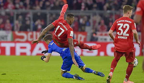 Jerome Boateng fiel nach einem Zusammenprall mit Hoffenheims Christoph Baumgartner unglücklich auf den Rücken.